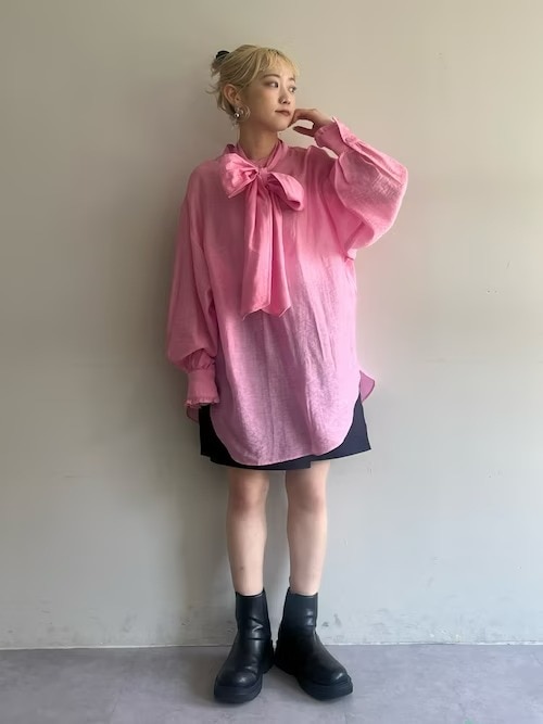 2. ビッグシルエットのシャツをワンピース風に纏う