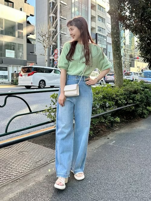 1. ニットとデニムでガーリーカジュアルな装いに