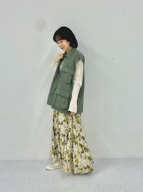 3. レディなスカートはアースカラーで親近感をアップ