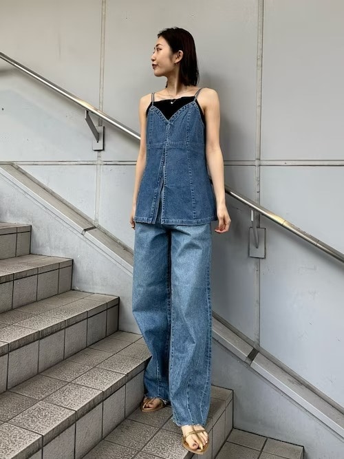 5. デニムオンデニムはキャミソールで女性らしく