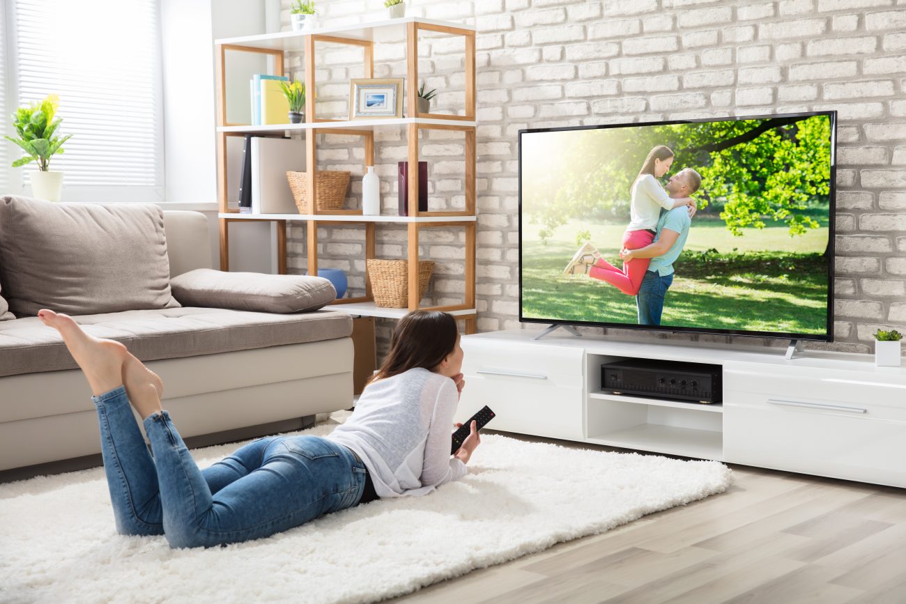 くつろいでテレビを見ている女性
