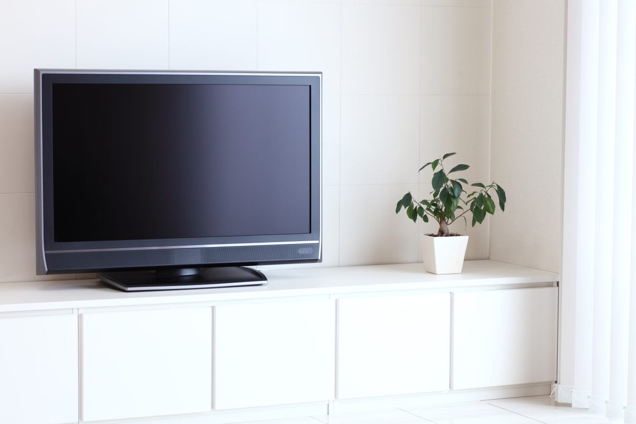 壁沿いのテレビ