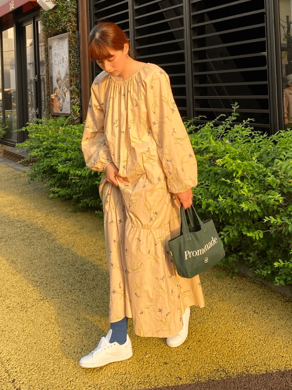 白スニーカーで花柄ワンピの甘さを調節
