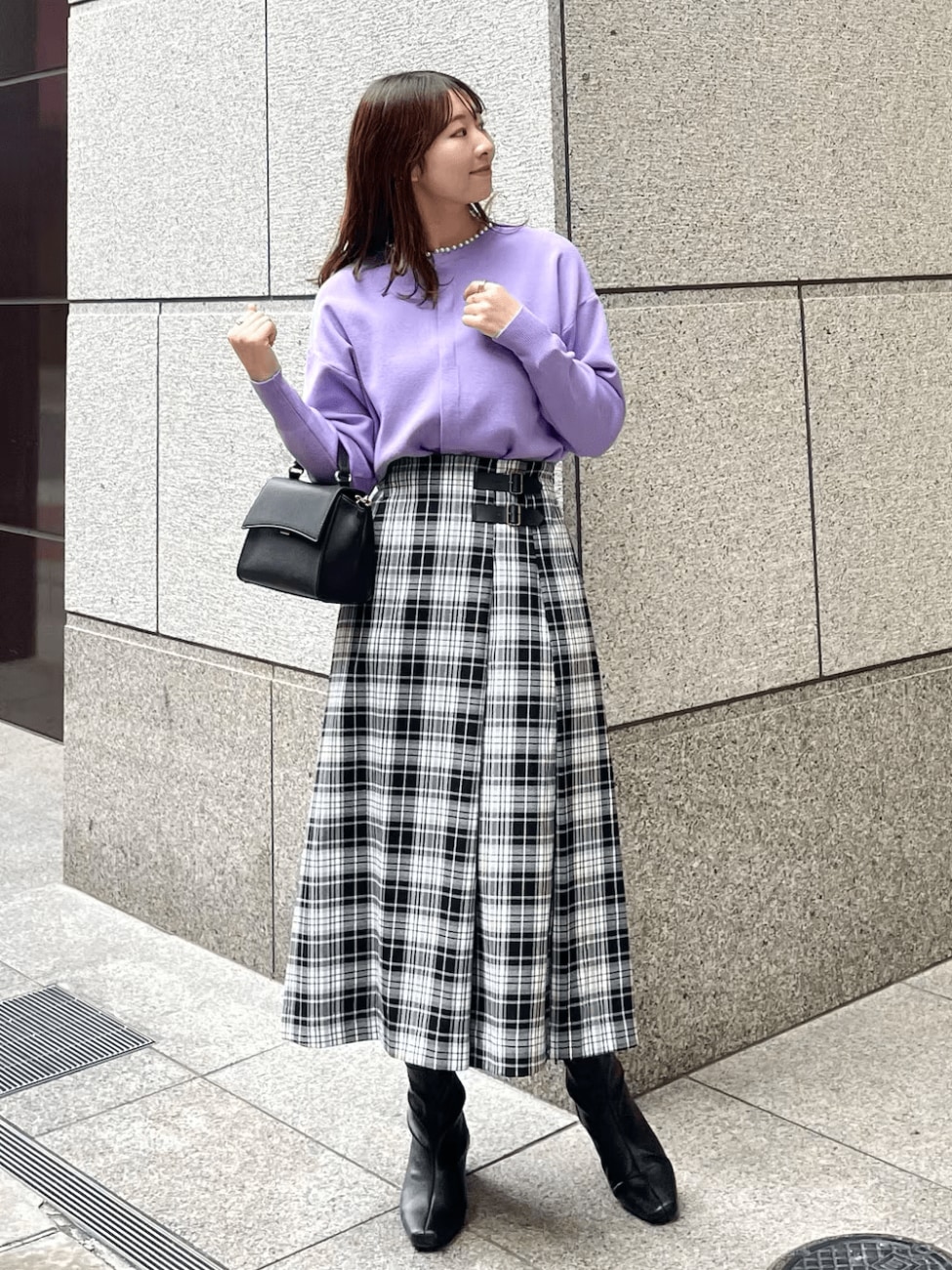 カーディガンを合わせて清楚なお嬢様スタイルに