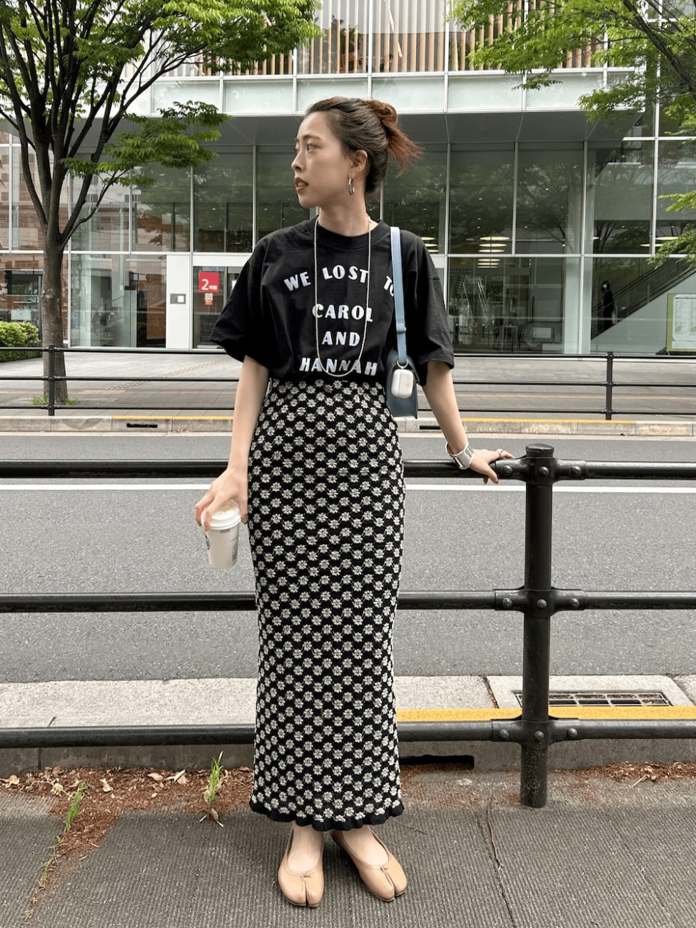 花柄タイトスカート×ロゴTシャツ