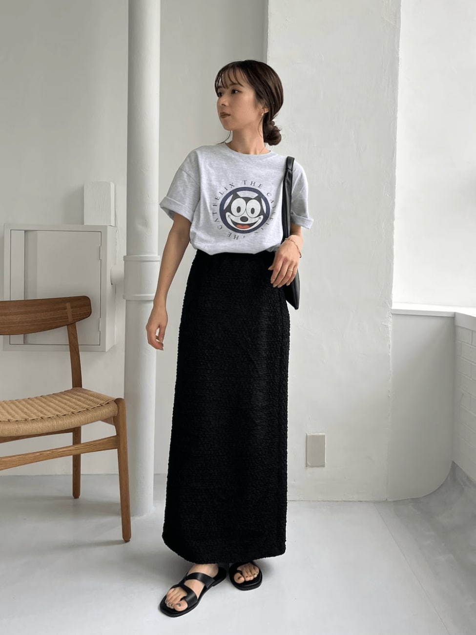黒タイトスカート×プリントTシャツ