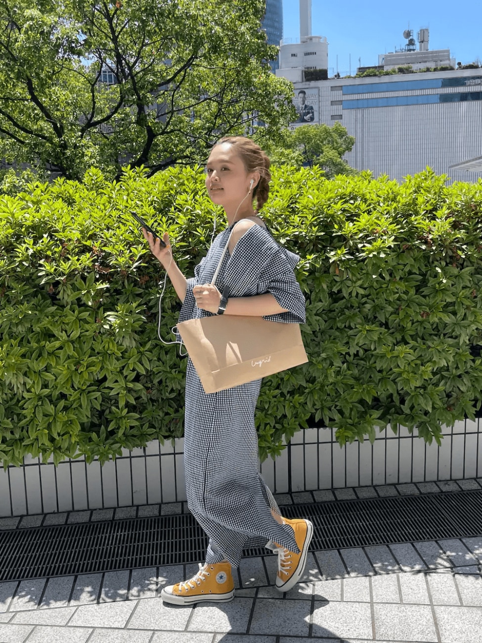 イエローのコンバースで夏らしく明るい印象に