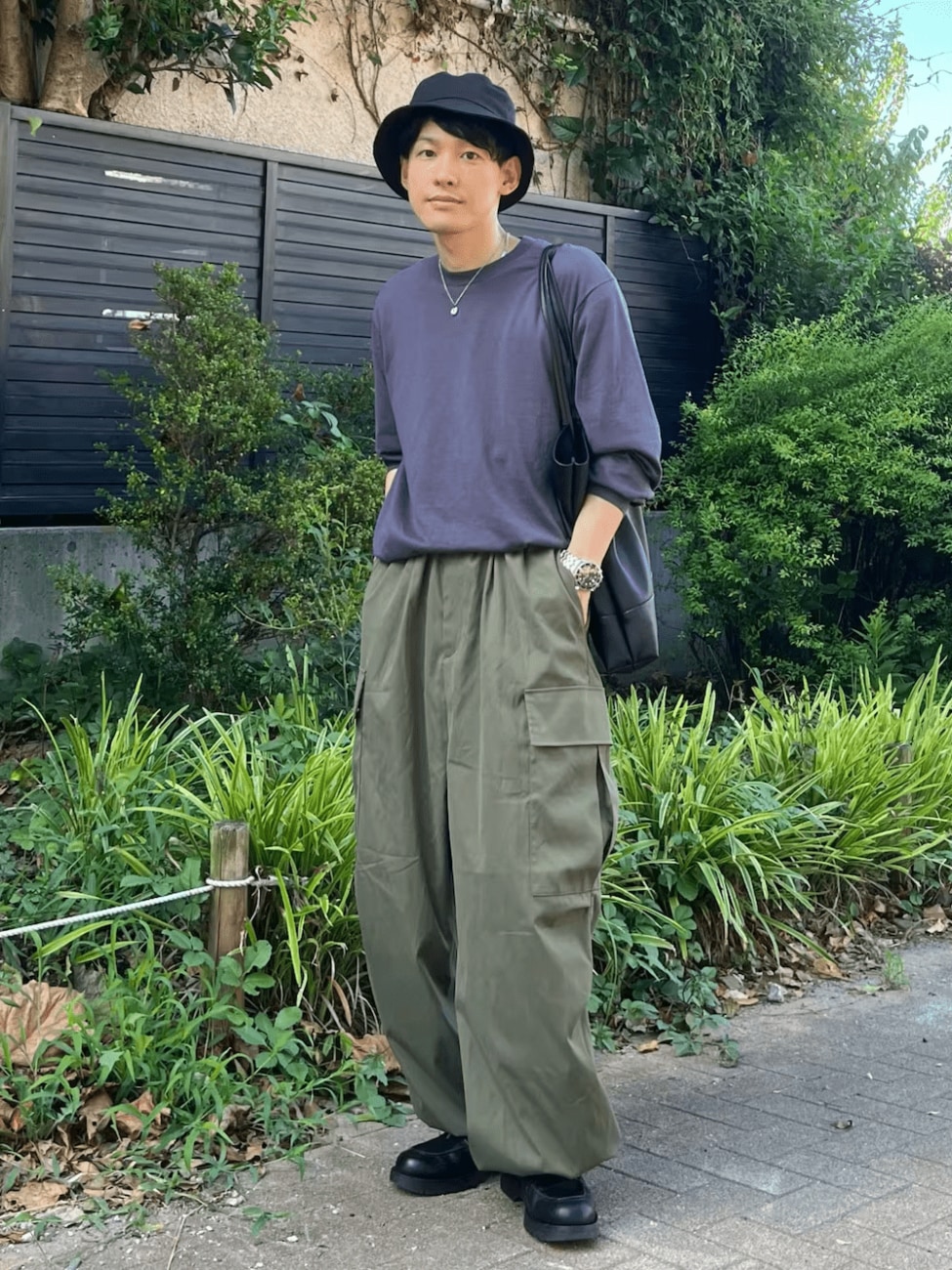 アクティブな印象に見せたいときは浅めに被る