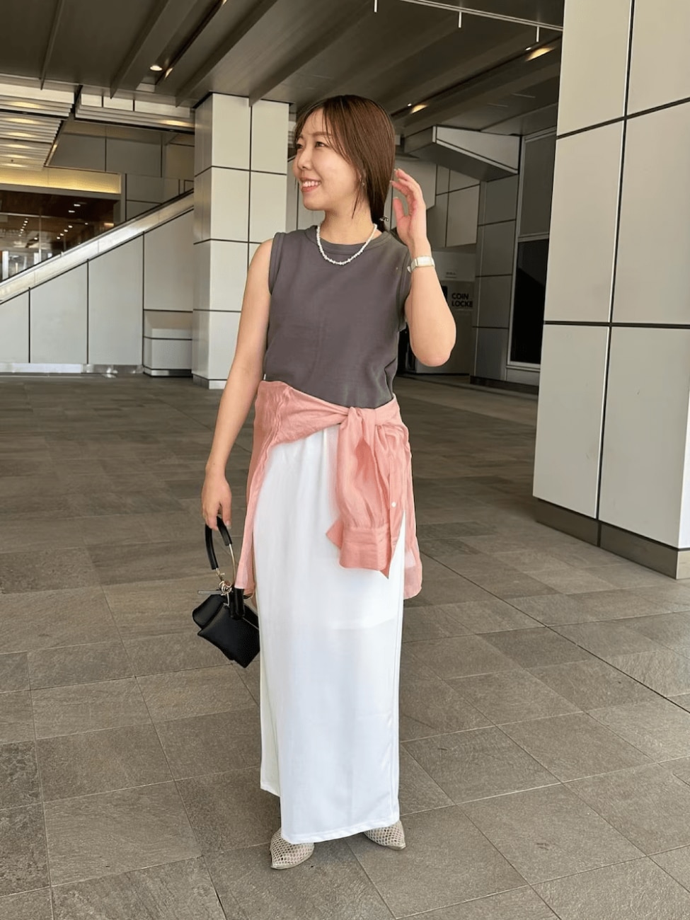 白タイトスカート×ノースリーブトップス×シアーシャツ