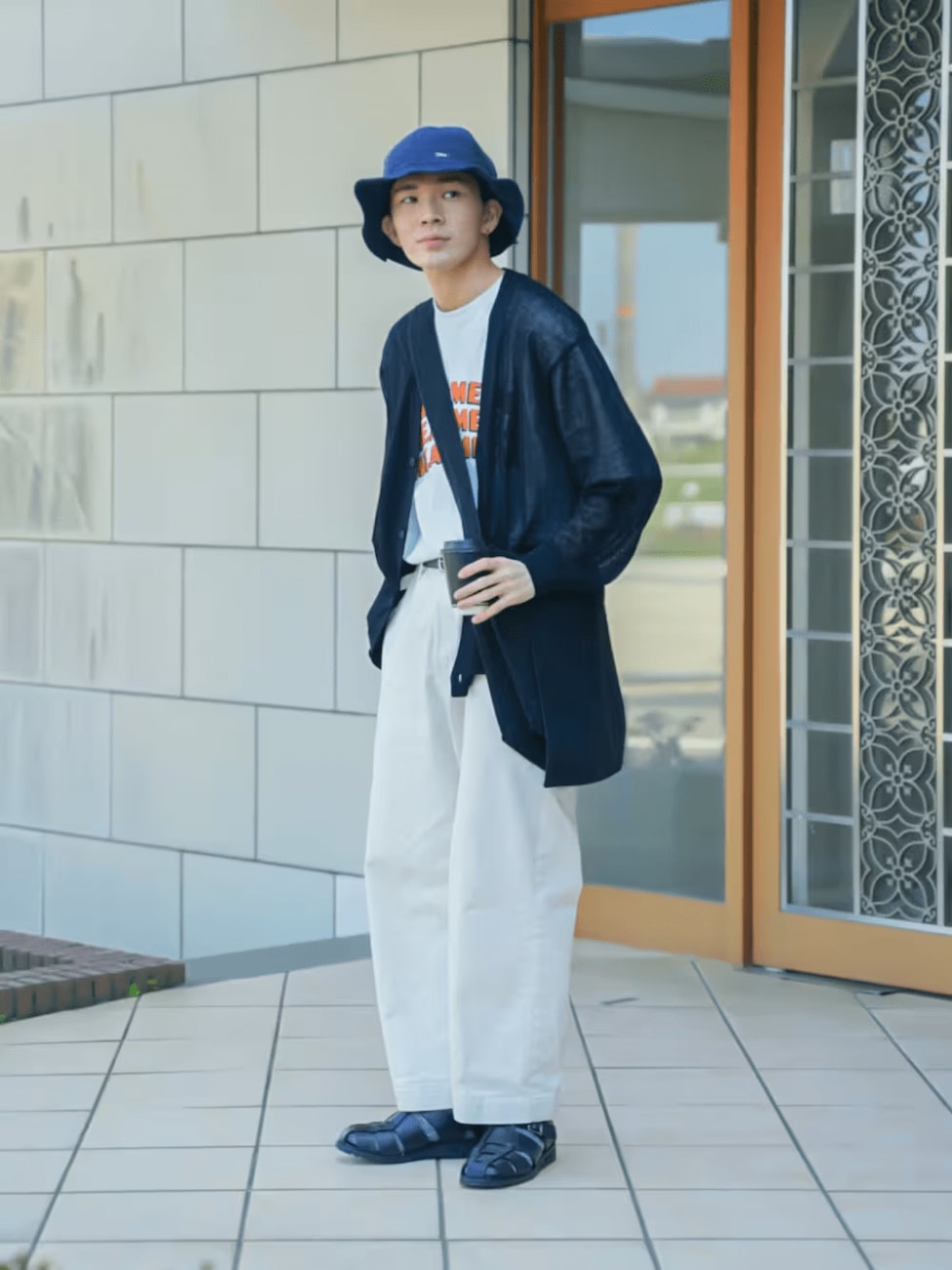 白×ネイビーの爽やかカジュアル