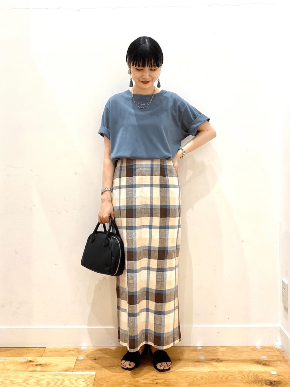 チェックタイトスカート×半袖Tシャツ