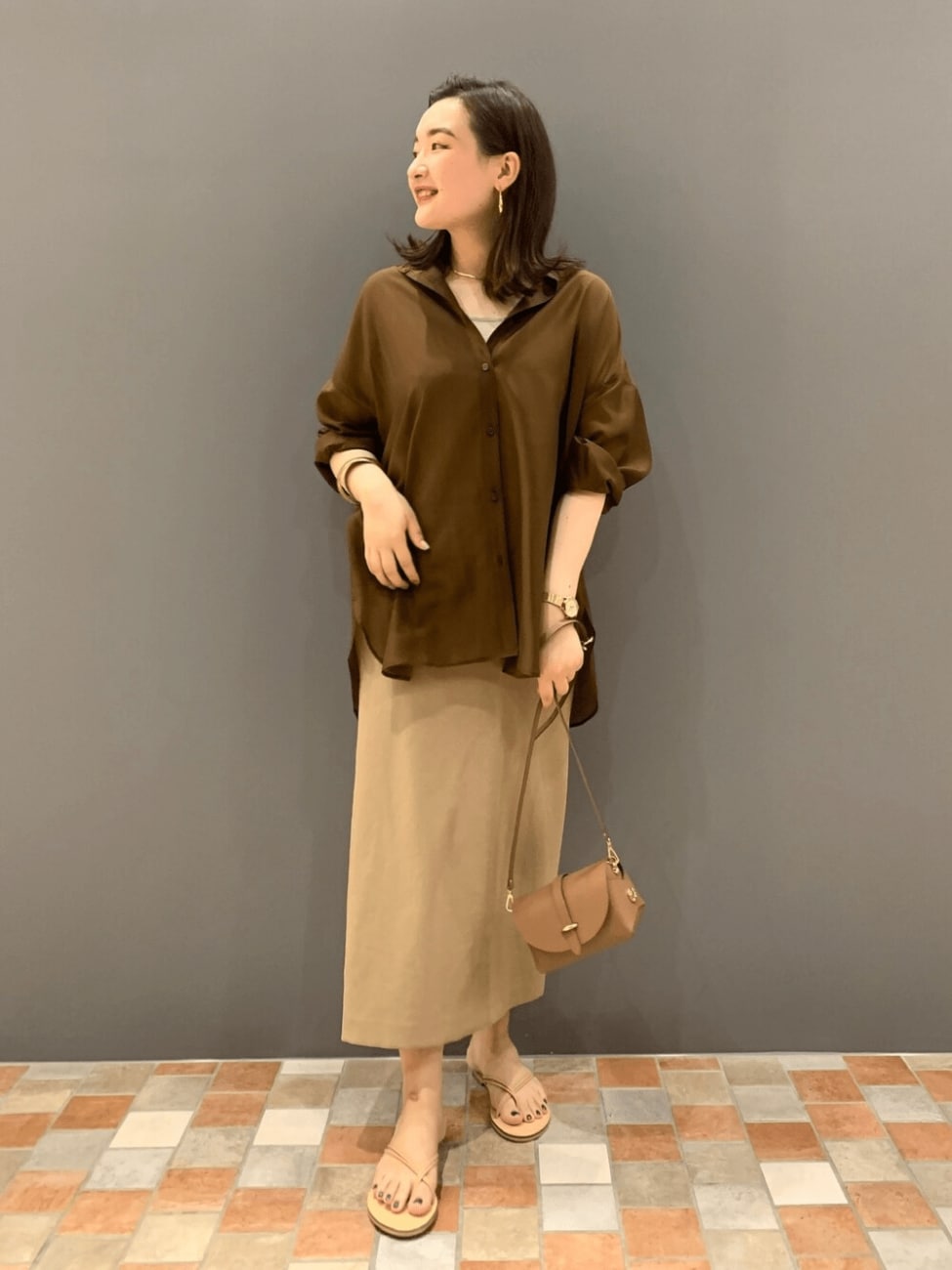 ベージュタイトスカート×シアーシャツ