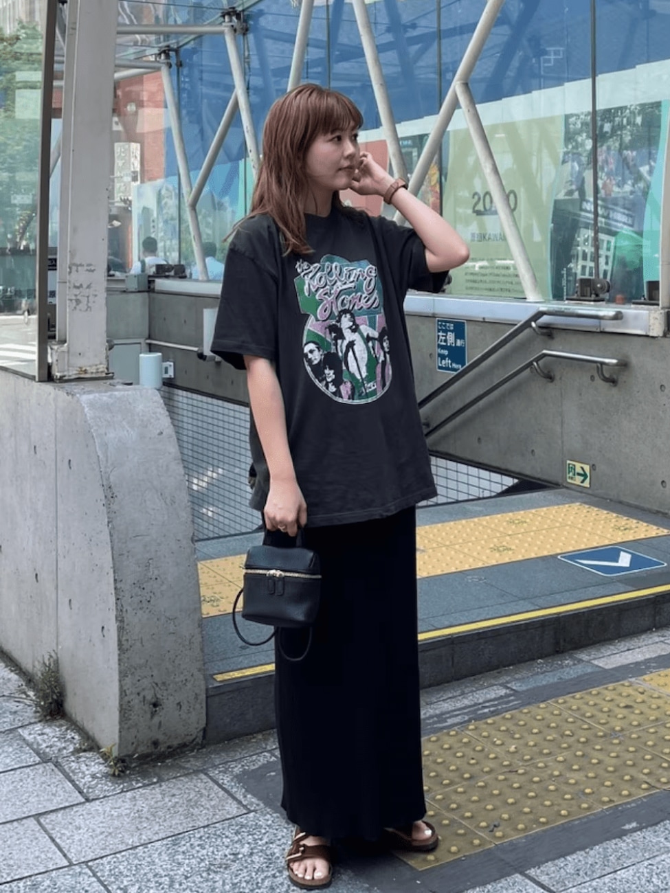 黒タイトスカート×バンドTシャツ