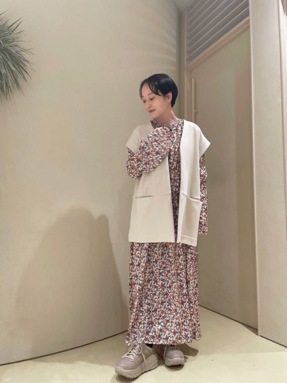 ドラマティックな花柄ワンピをスニーカーで親しみやすく