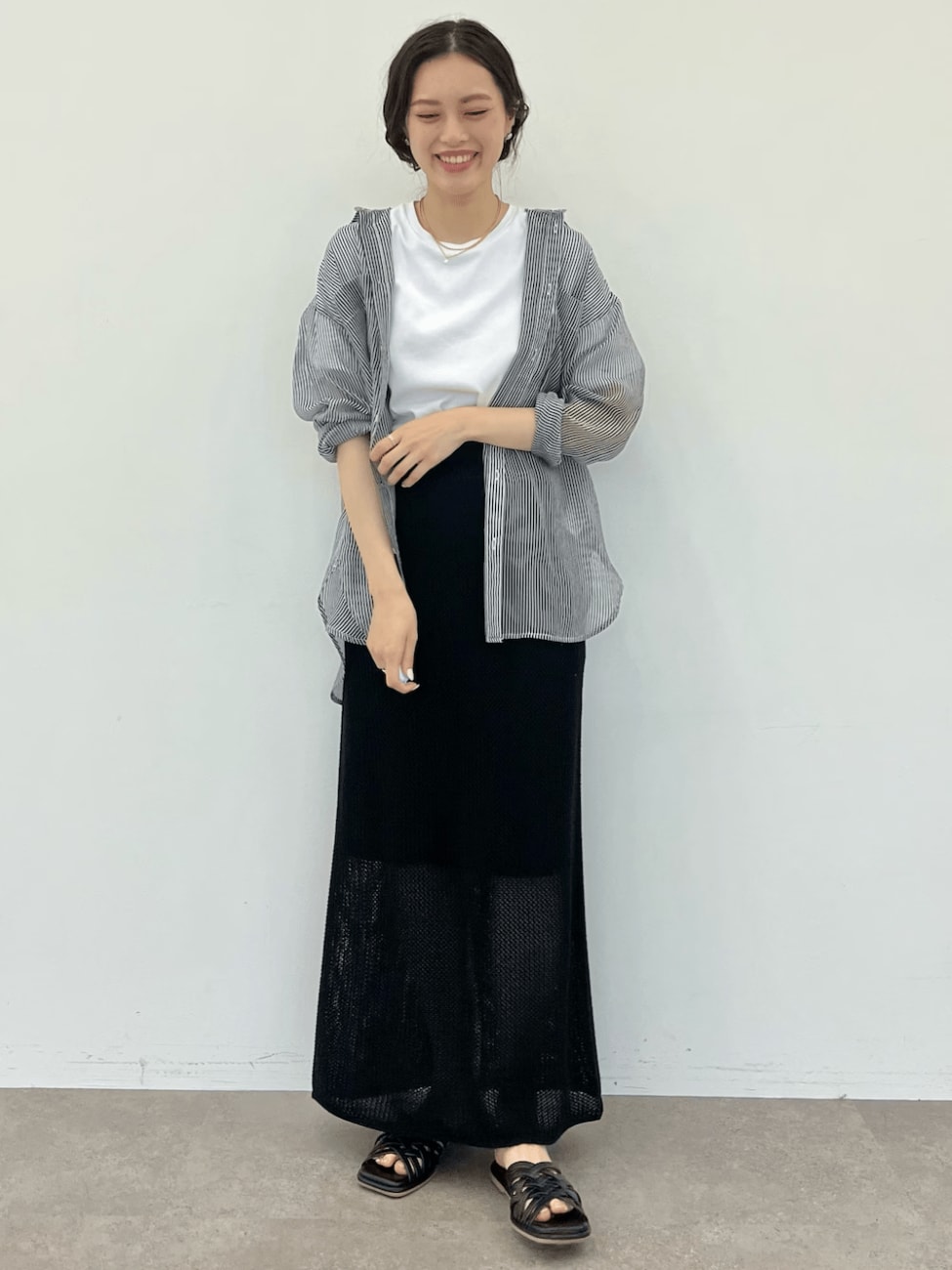 黒タイトスカート×白Tシャツ×シアーシャツ