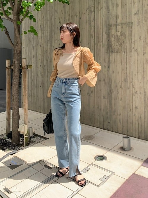 20代は、トレンド感と優しい雰囲気を両立した淡色コーデ