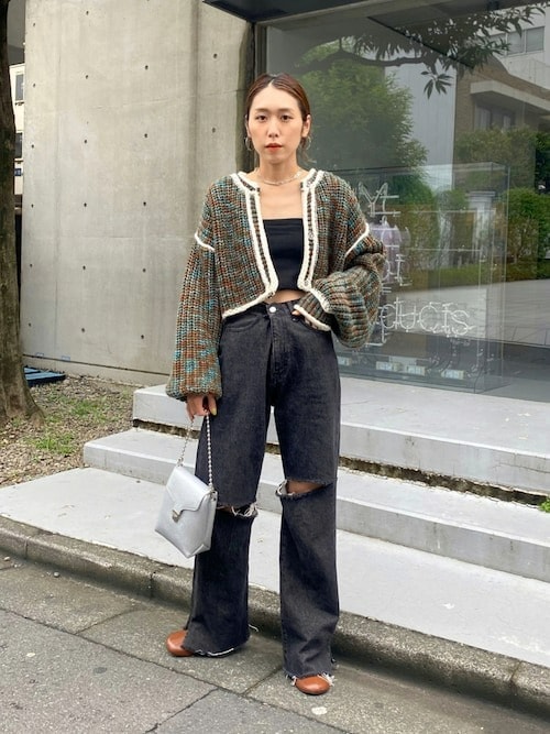 1. ショート丈のトップスで旬のY2K風に
