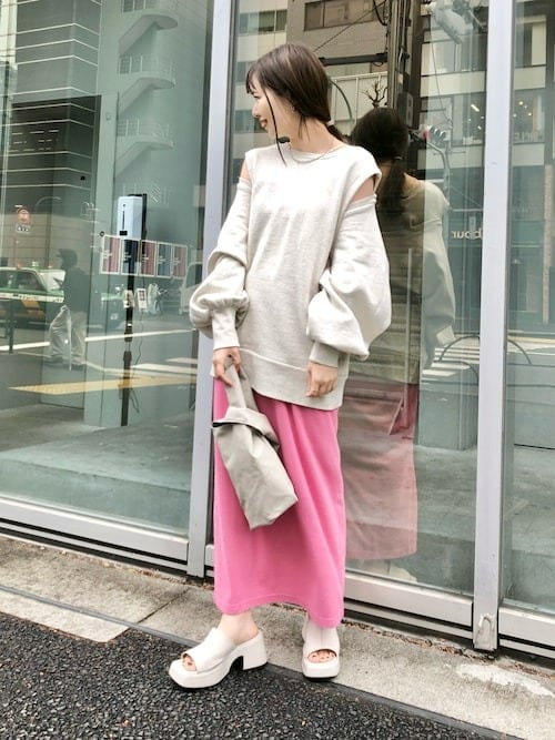 3. ピンクのスカートで甘さをプラスして