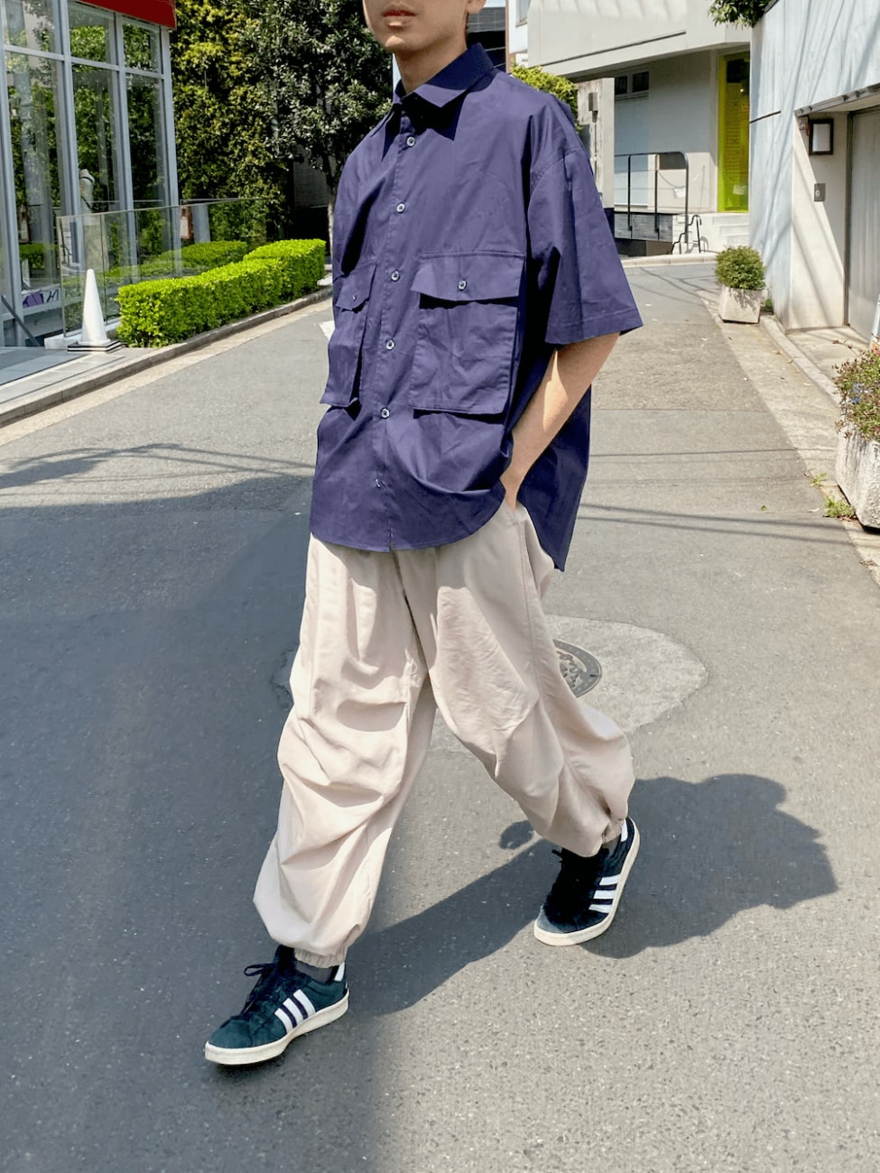 トレンドのパラシュートパンツをON