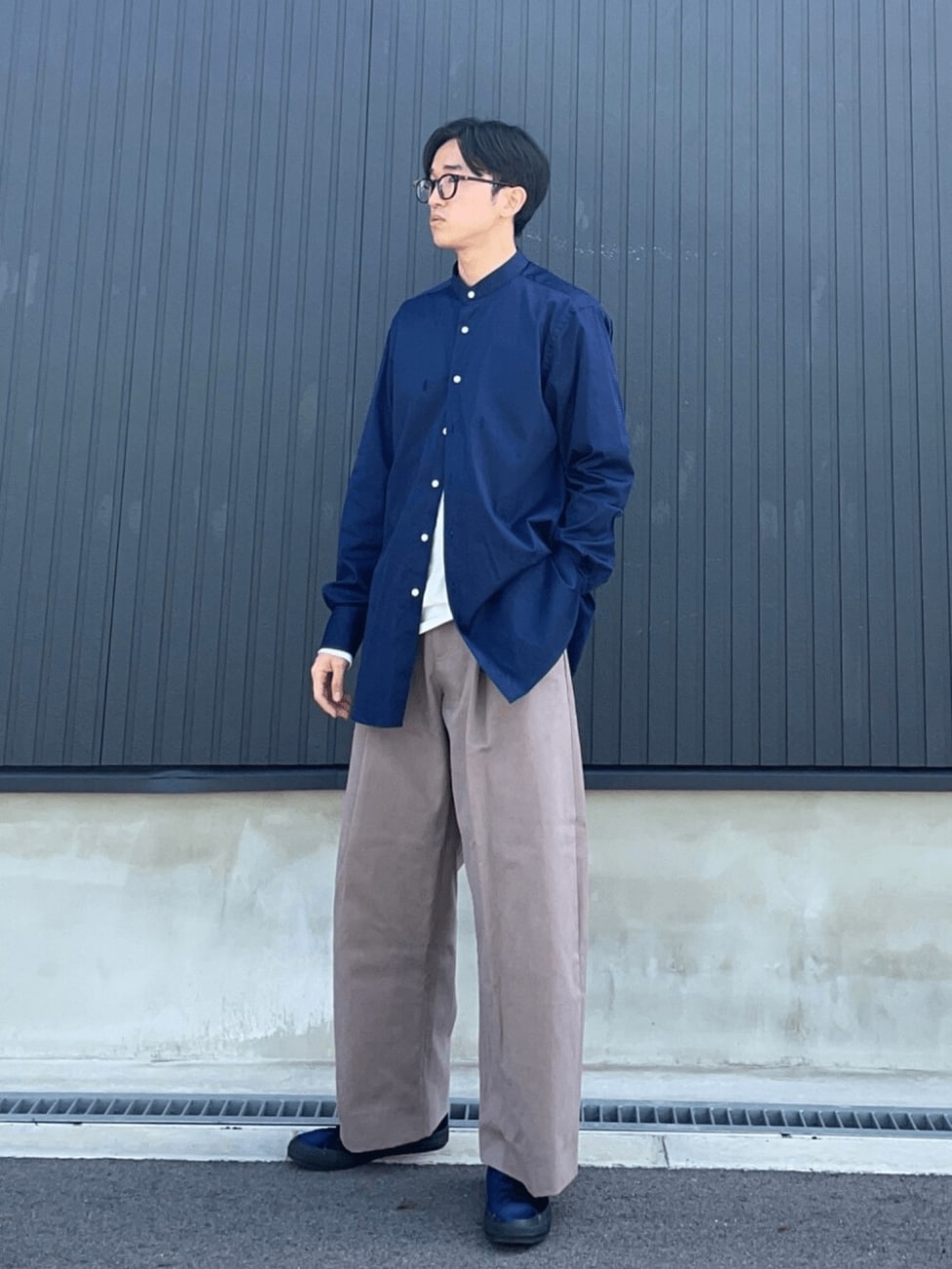 ベージュのパンツでやわらかい印象に