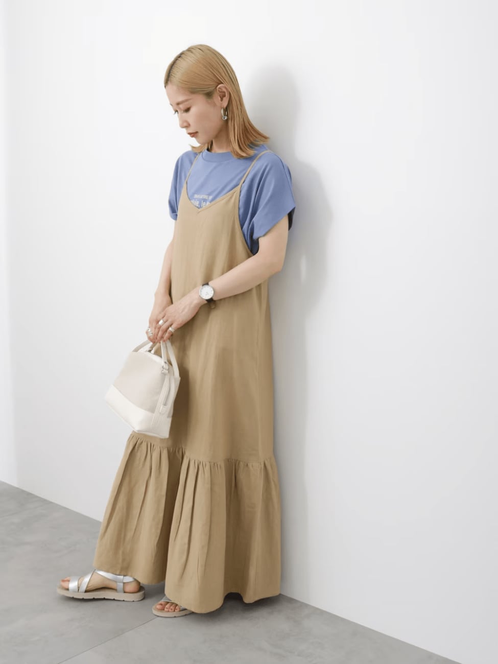キャミソールワンピース×ロゴTシャツ