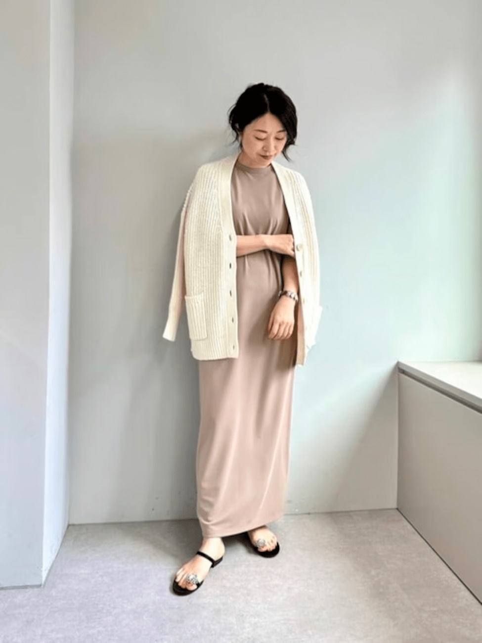 カーディガンの肩掛けで品をプラス