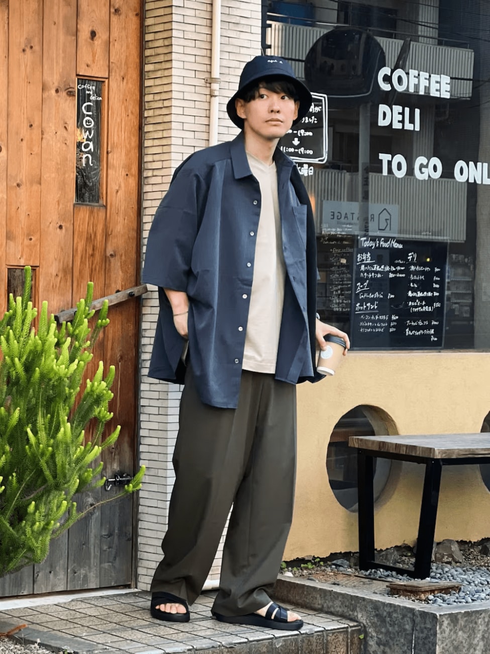 アースカラーでまとめてこなれ感を演出