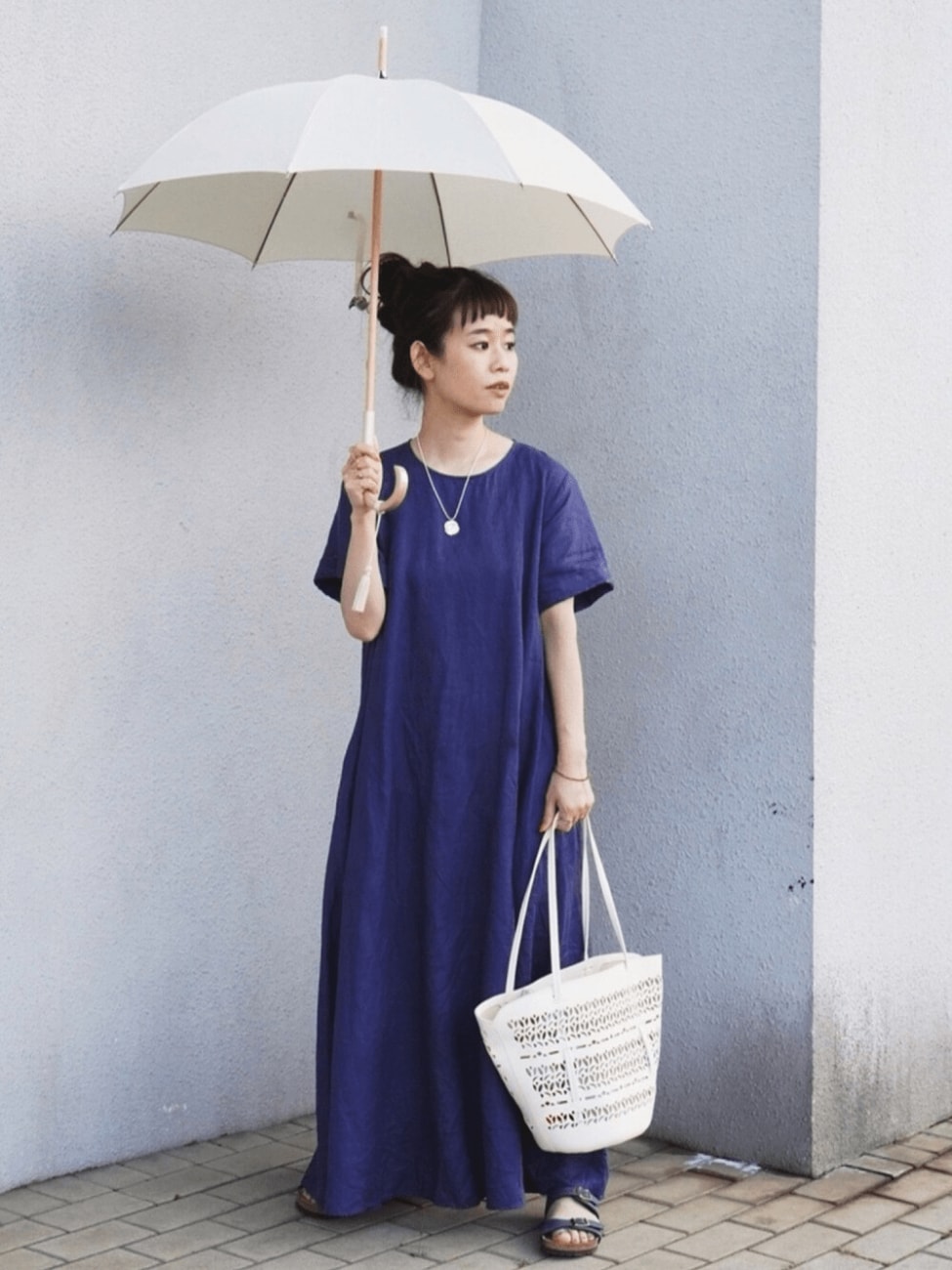 持ち手が木製の日傘はナチュラルな服装に◎