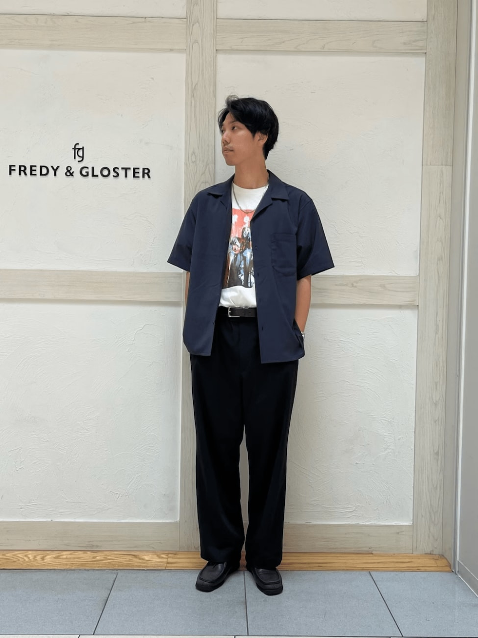 バンドTシャツを合わせて都会的な着こなしに