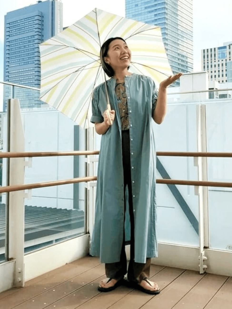 ストライプ柄の日傘は明るい服装を楽しみたい方に◎