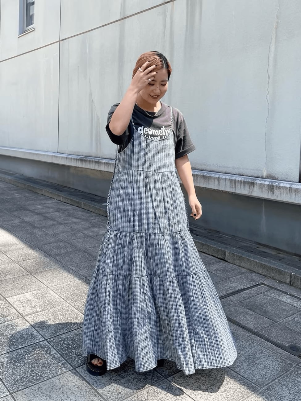 ロゴTシャツを合わせて甘さバランスを調整