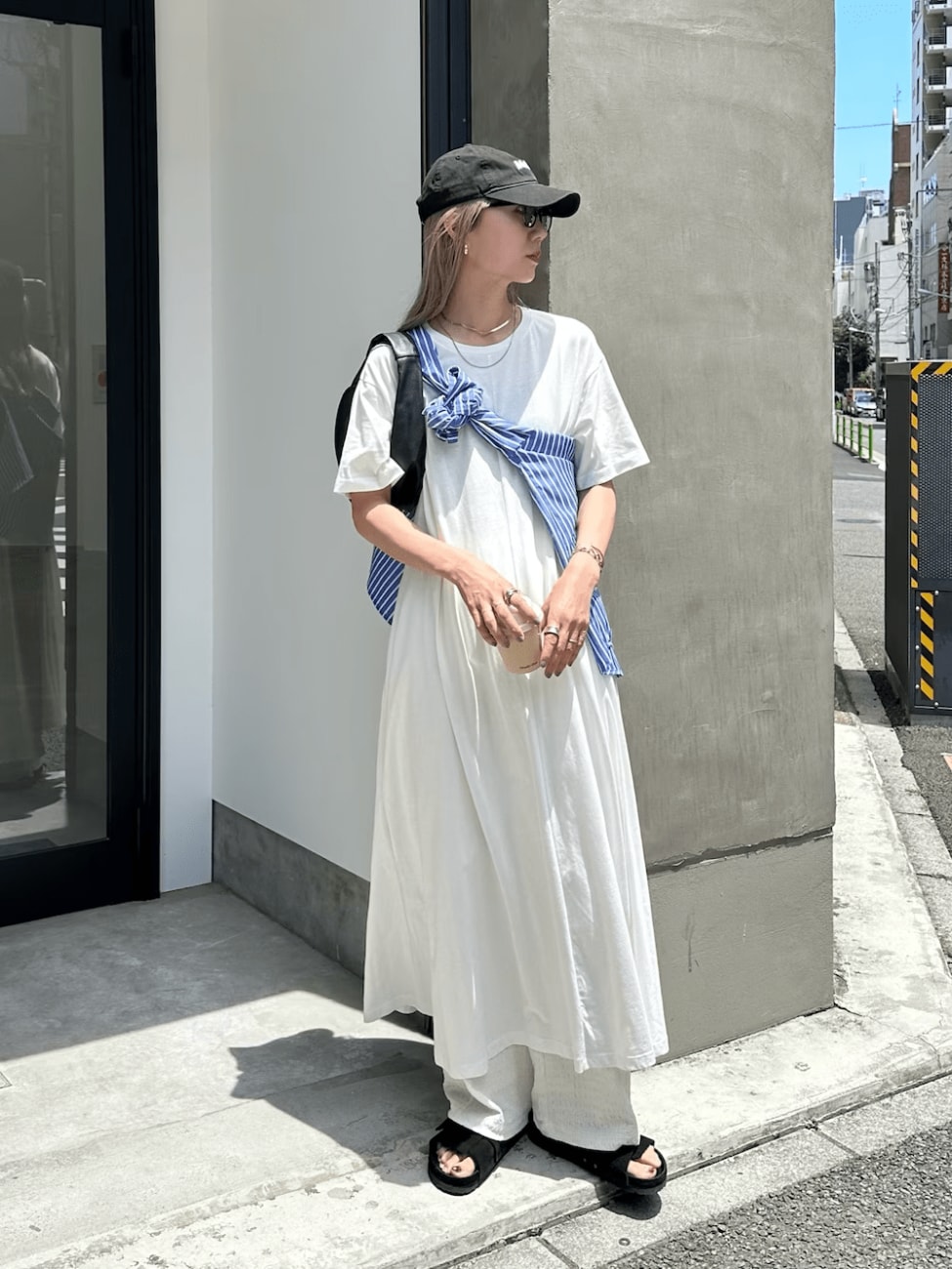 Tシャツワンピース×イージーパンツ×ストライプシャツ