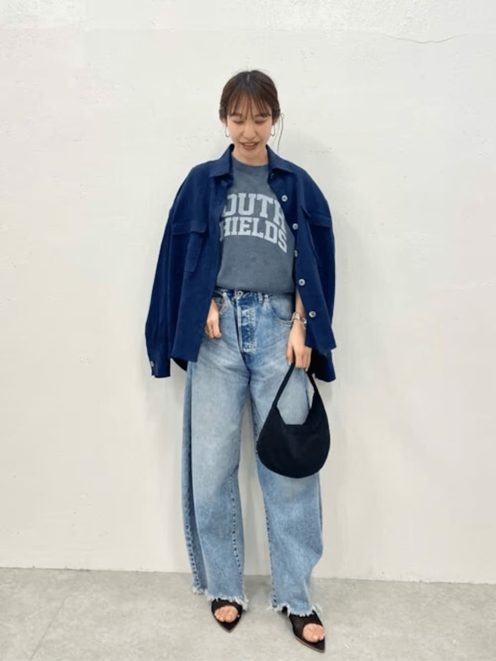 ブルー系でまとめた大人カジュアルコーデ