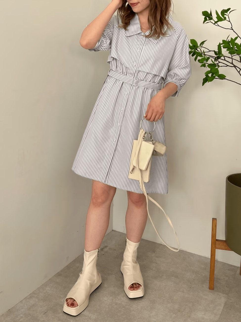 シャツワンピース×ブーツサンダル