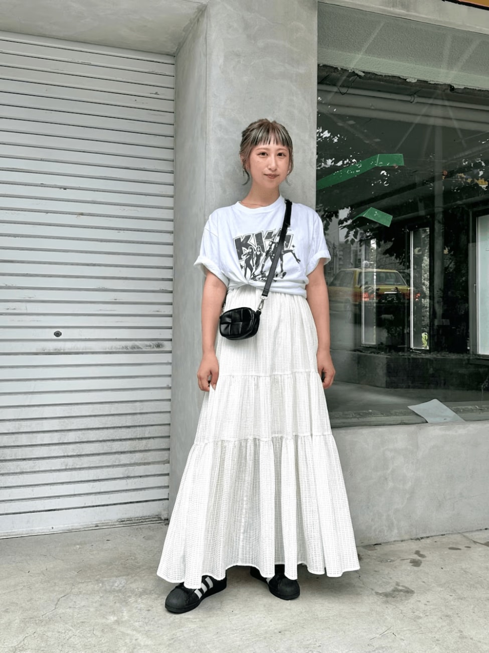 「Tシャツを上から重ねて」おしゃれ度アップ