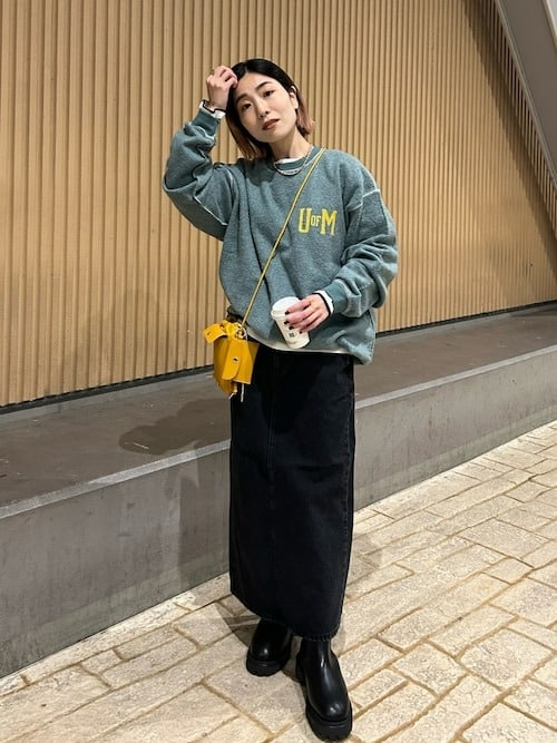 2. ブラックデニムで大人カジュアルに