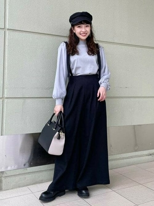 ［3］黒のキャスケットでつくる大人ガーリーな装い