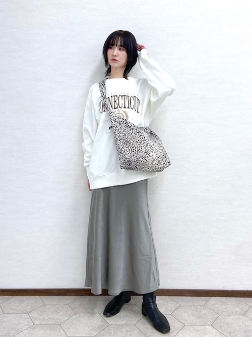 ゆるっとコーデをショルダーバッグで引き締めて