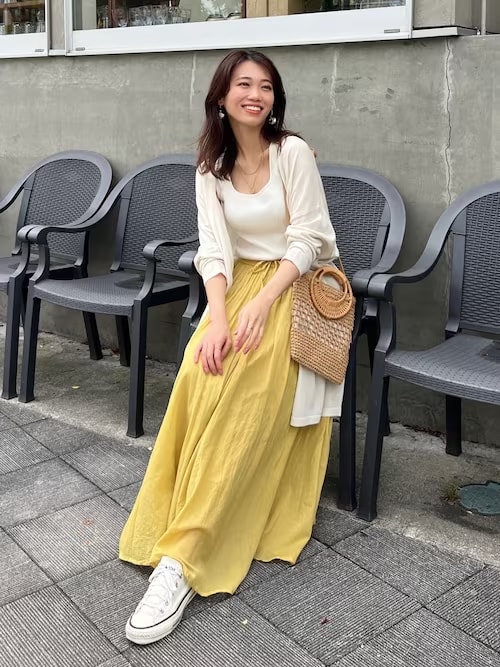 春夏を意識した大人フェミニンスタイル