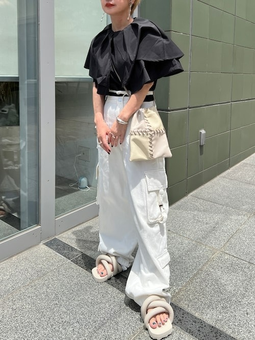 10代・20代は、旬コーデを黒ブラウスできれいめにチェンジ