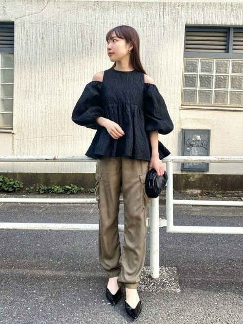 ［5］カーゴパンツでコーデを品よく外す