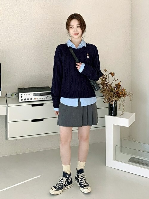［1］シャツとニットのレイヤードで優等生風コーデに