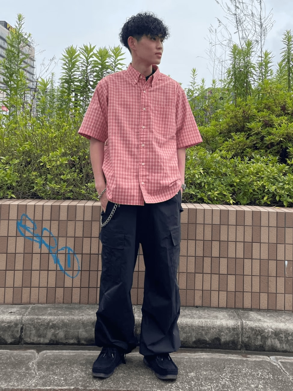赤チェックシャツ×黒カーゴパンツ