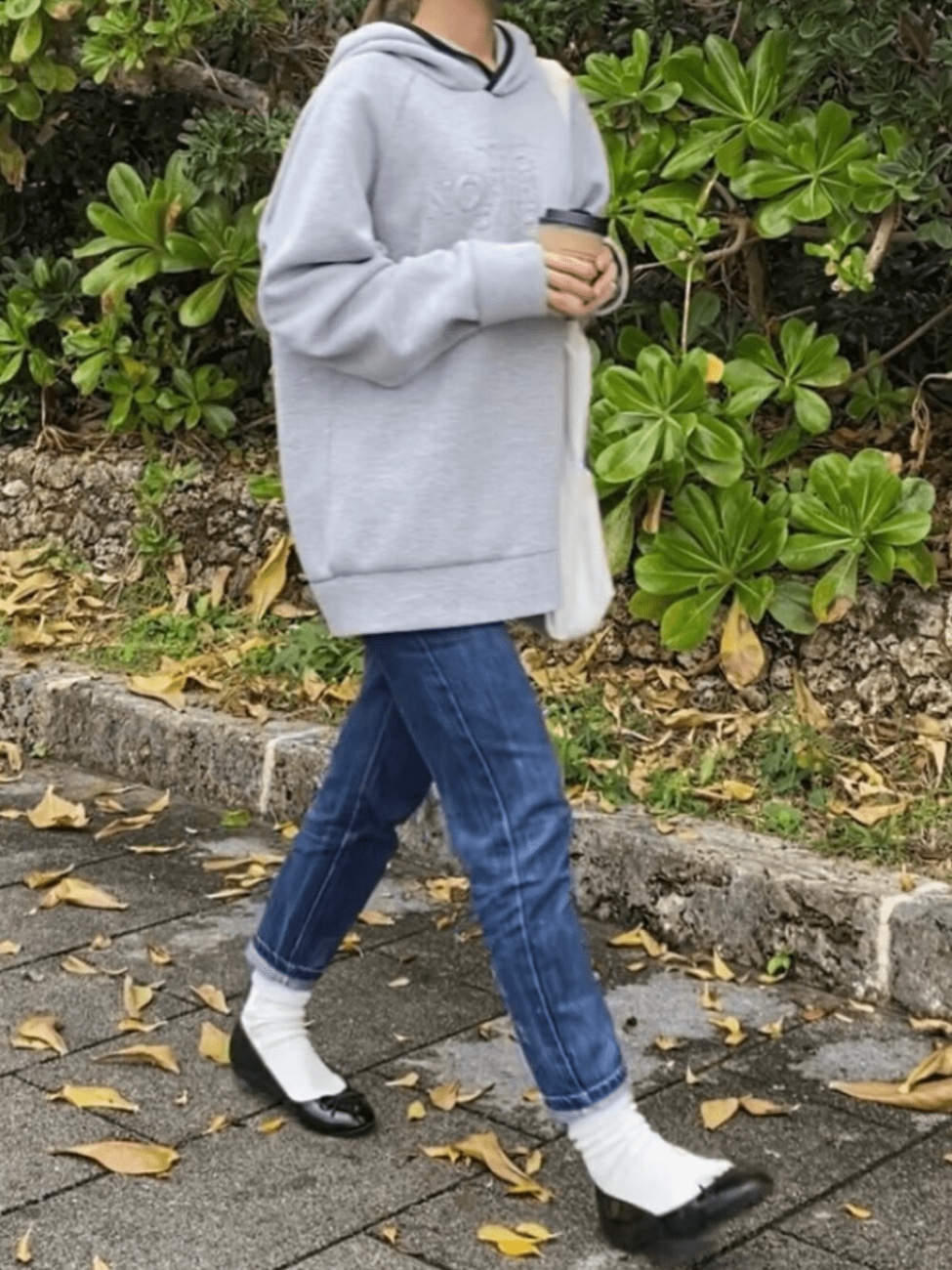 グレーパーカー×デニムパンツ