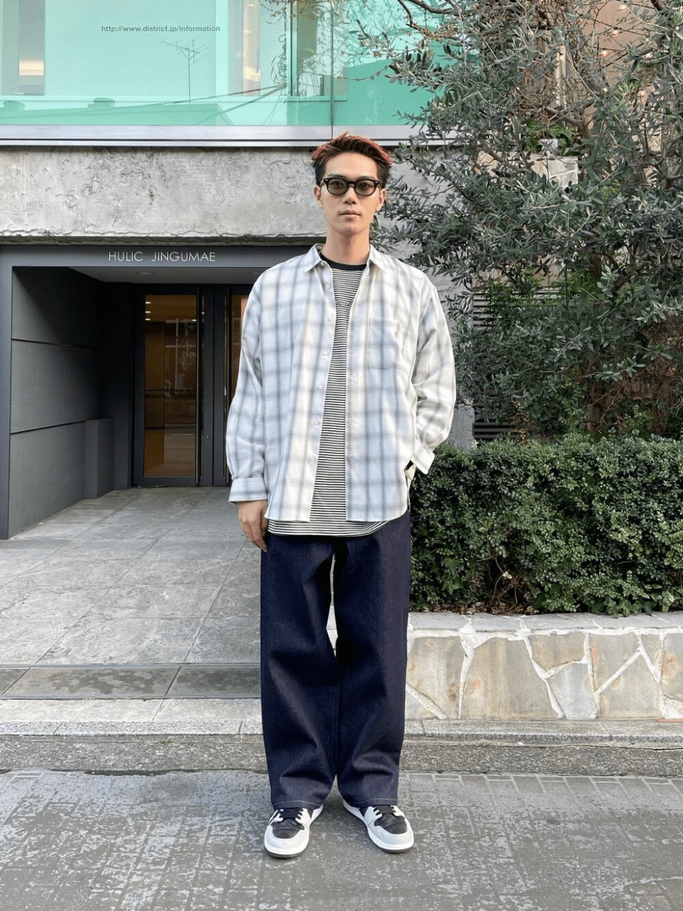 白チェックシャツ×ワイドデニムパンツ