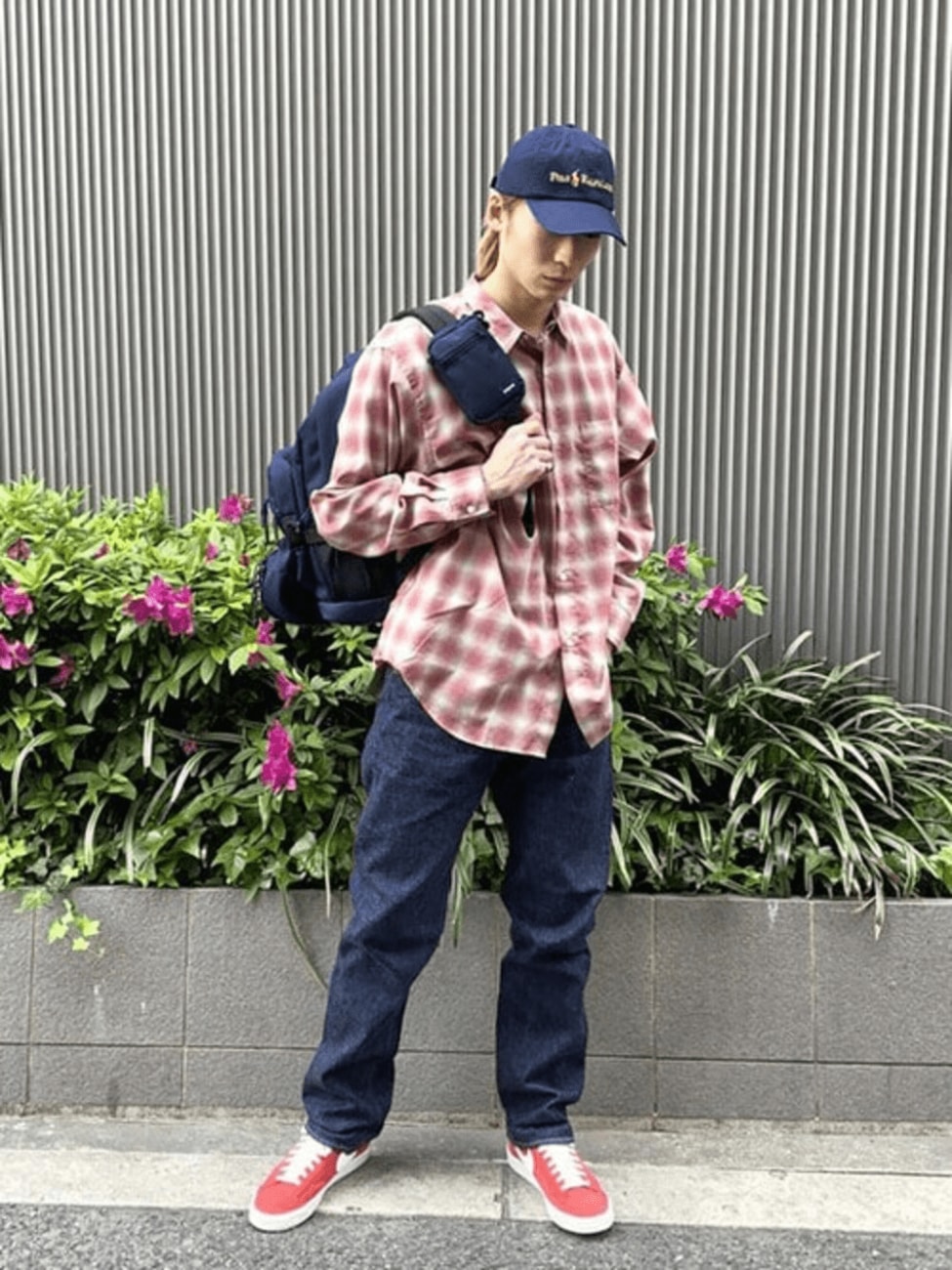 赤チェックシャツ×ストレートデニムパンツ