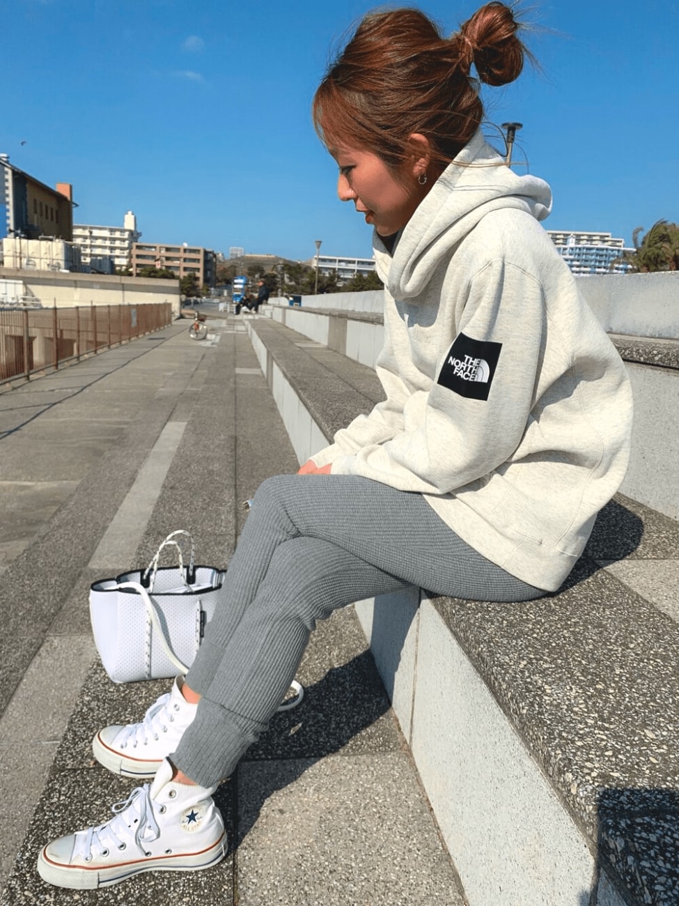 全身の色味を合わせるとこなれた印象に