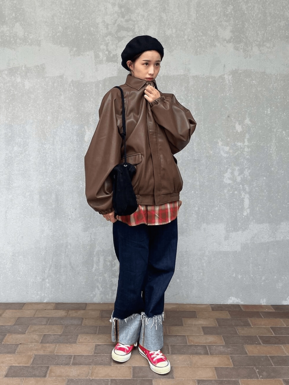 赤チェックシャツ×ストレートデニムパンツ×レザージャケット