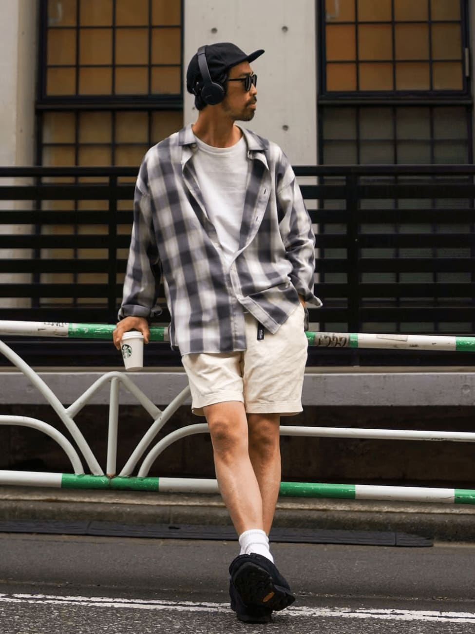 グレーチェックシャツ×ショートパンツ