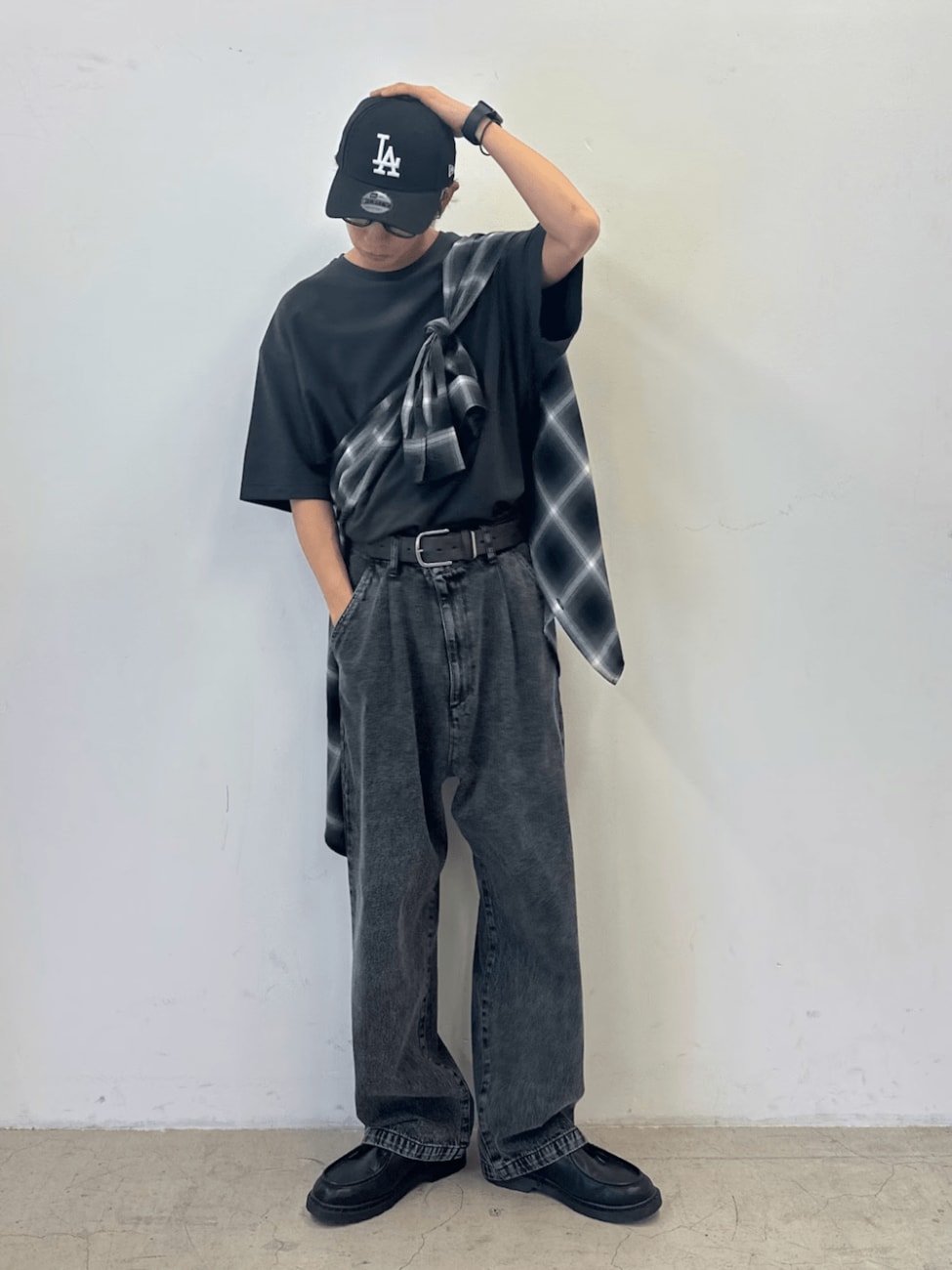 黒チェックシャツ×黒Tシャツ×ワイドデニムパンツ